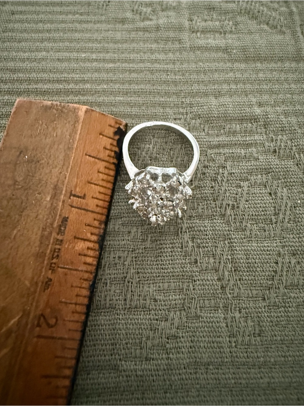 Elegant Vintage Silver-Tone Cluster Cocktail Ring with Clear Crystals - Picture 4 of 4